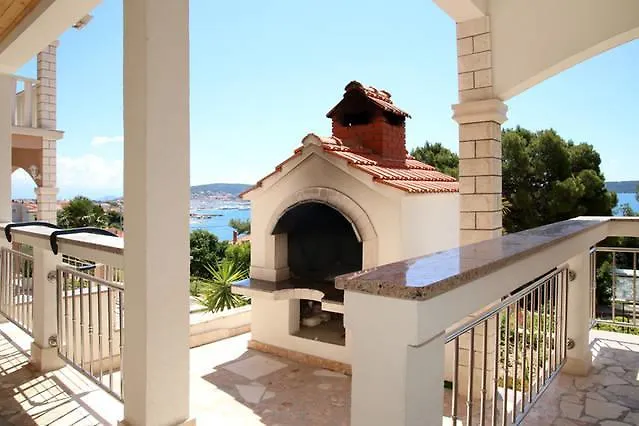Villa Rosanda Apartments Τρογκίρ